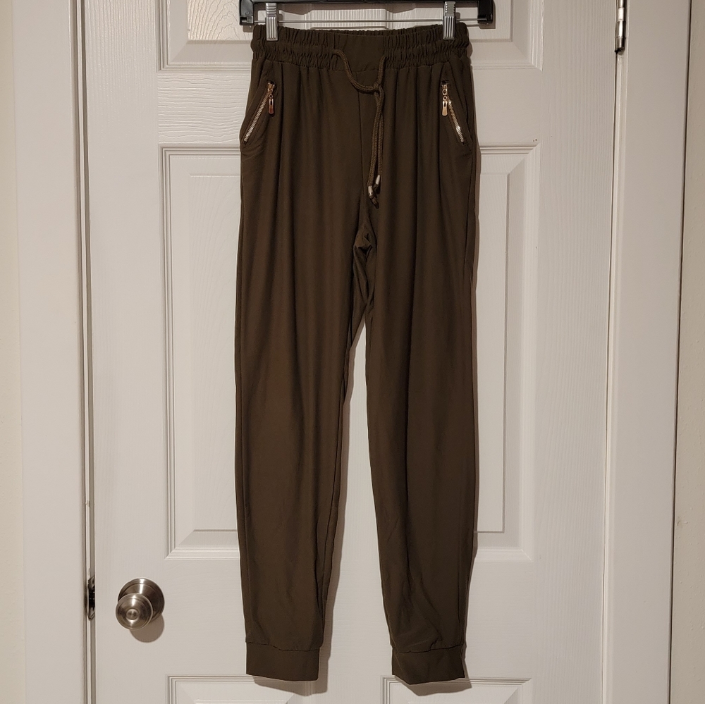Green zipper pants